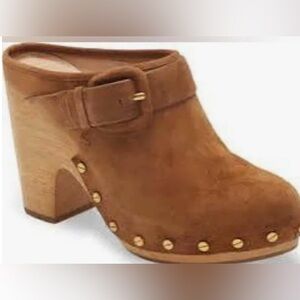 Super relevant suede clogs!